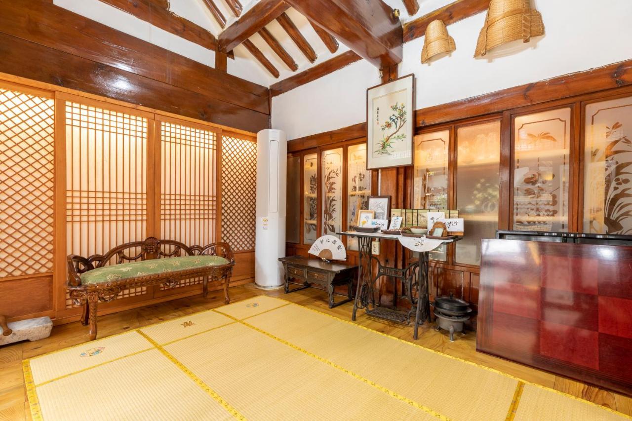 Dongmyo Hanok Sihwadang - Private Korean Style House In The City Center With A Beautiful Garden Сеул Екстер'єр фото